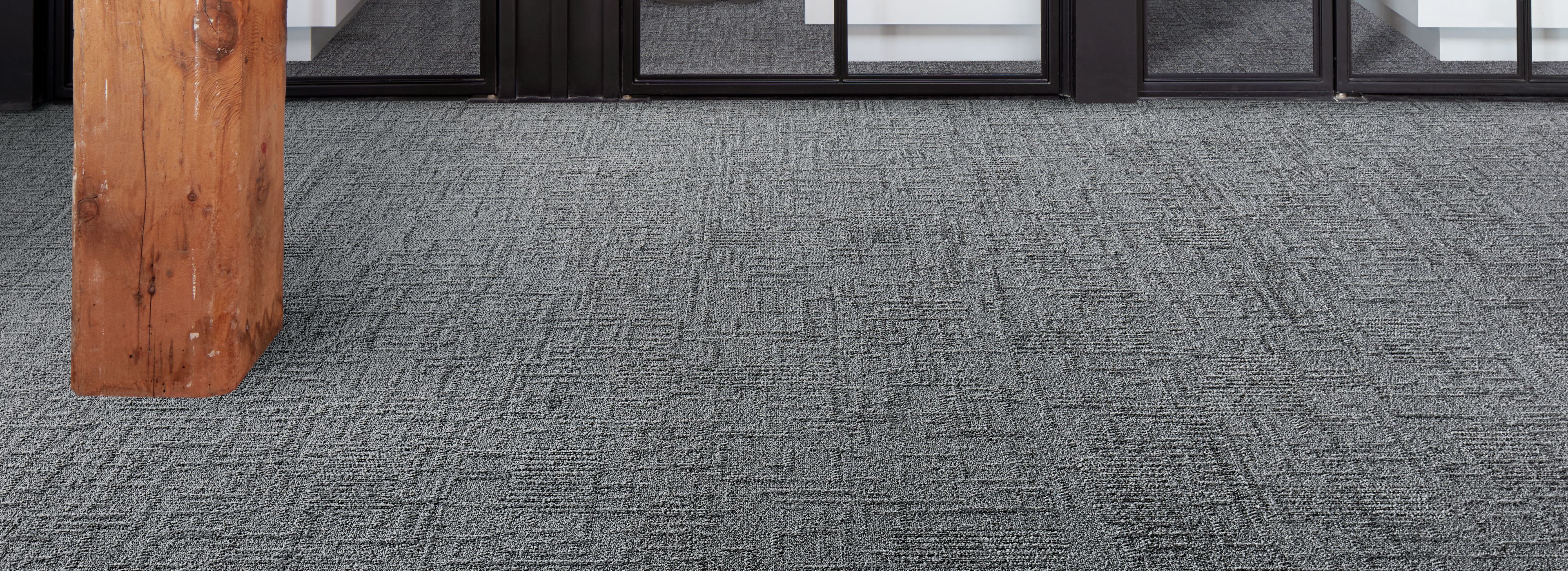 Interface Vintage Kimono carpet tile in office area with focus rooms número de imagen 1
